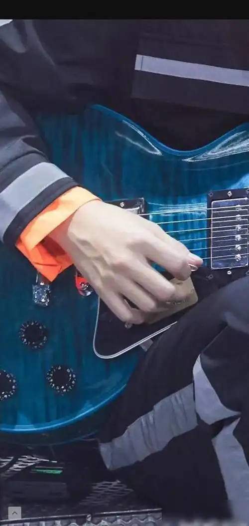 照片中王俊凯的手,手指修长,骨节分明,双手白嫩,是一双只要女孩子看过