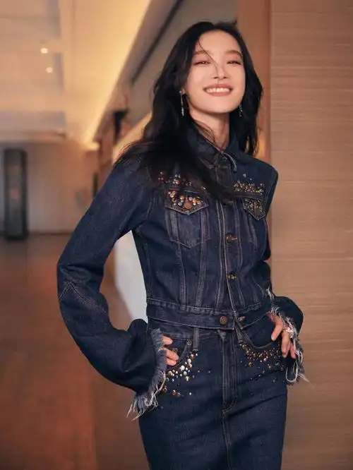 倪妮穿牛仔套装酷飒有型 卷发飘逸发丝飞舞 貌美撩人让人无法抗拒