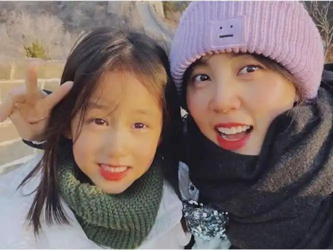 黄磊老婆孙莉带儿女爬长城,3岁儿子长高不少,7岁多妹笑得好甜