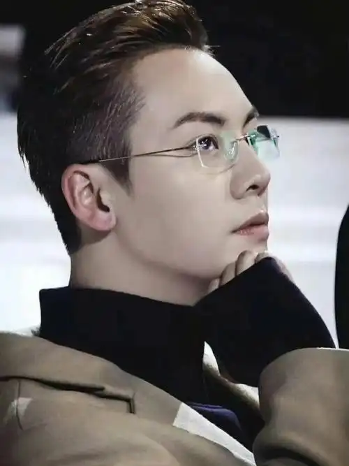 满脑子陈伟霆想到陈伟霆都会不由的笑出声