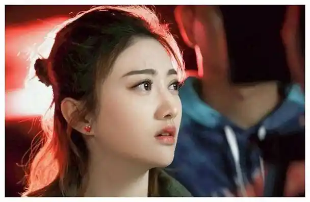 景甜的最开始出道是凭借着歌手的身份,一出道就出了自己的首张专辑.