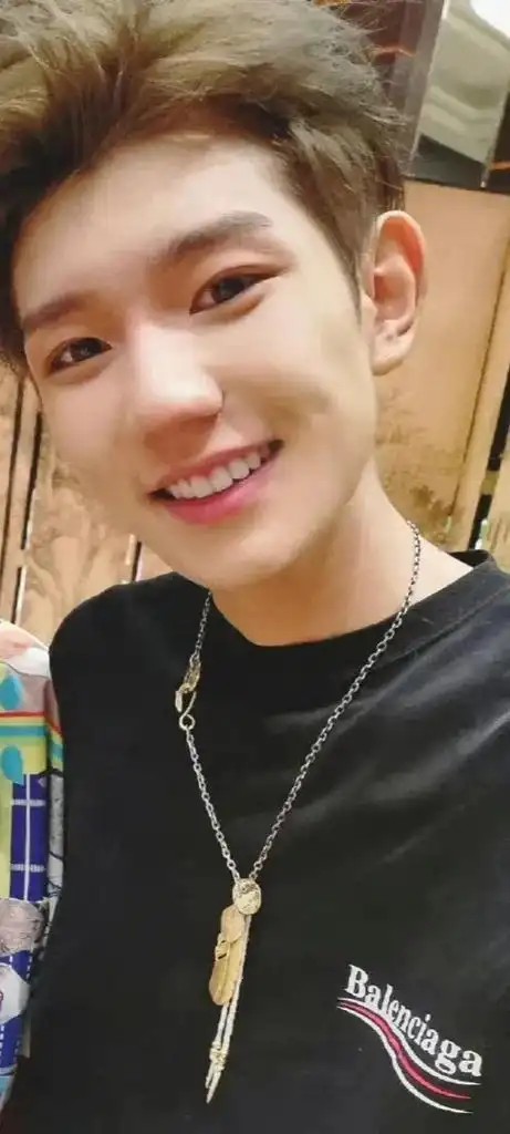 拜托 别人相册里面的#王源 超好看的#别限 #王源素颜照  - 抖音