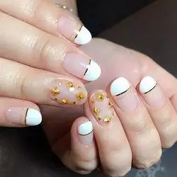 白色法式圆形铆钉白色系美甲美甲图片