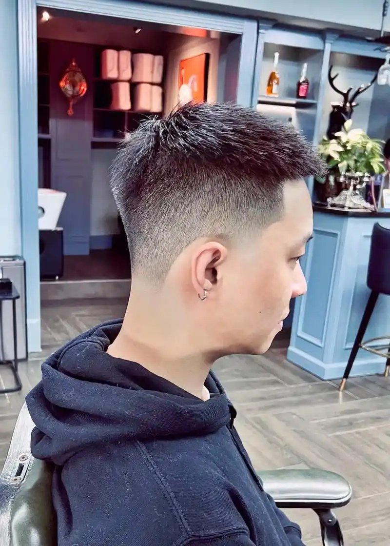 来来来,考验颜值的发型来了,寸头,就是音乐有点上头.#美式渐 - 抖音