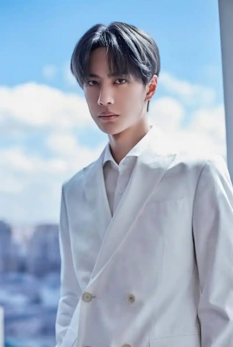 王一博穿白西装好帅!贵公子即视感! #王一博