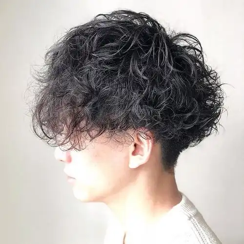 男生烫发卷发发型让男人变的时尚起来