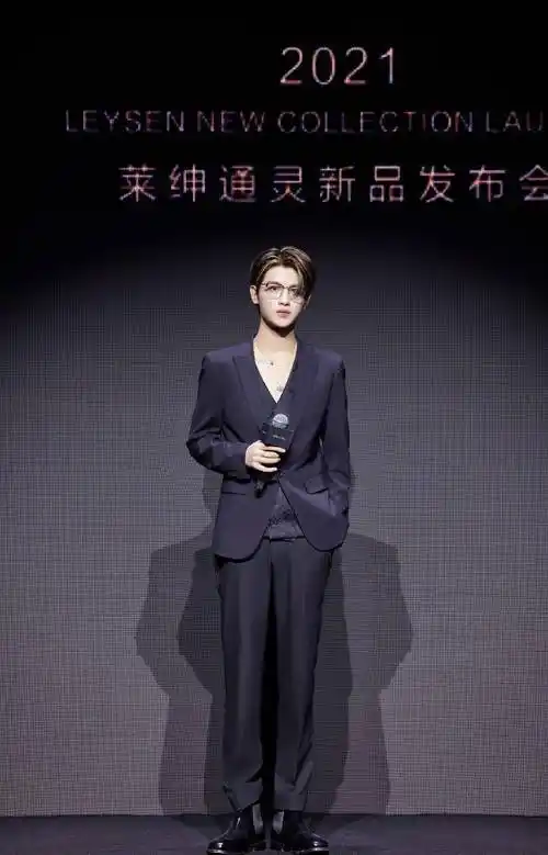 黄明昊出席莱绅通灵新品发布会正装赴会一同点亮王室探秘之旅