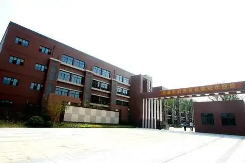 港闸区政府提前一年为启秀市北学校预招录教师,最终招录了17名中小学