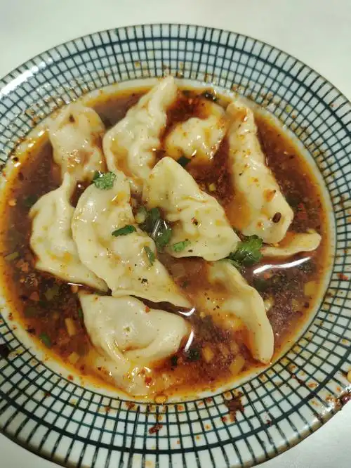 美食日常出去玩了一天,晚上到家实在不想做饭,来碗酸汤水饺,当然娃吃