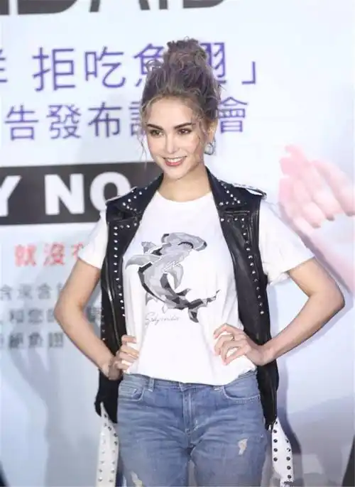 出生日期1993年8月12日 血 型b型 星座狮子座 国籍中国 学历高中 昆凌