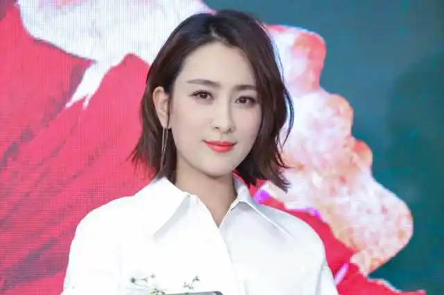 大家看马苏的头发就应该知道,她原来是染过头发颜色的,上次染的应该有