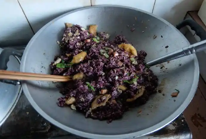 接下来就是把鸡蛋佐料和米饭混在一起翻炒,加上耗油和个胡椒粉什么