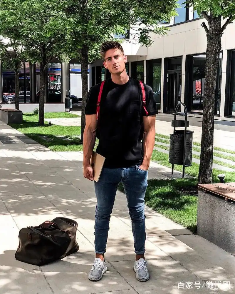 颜值逆天的欧美肌肉男模拥有立体的人鱼线,深邃的眼神好迷人!