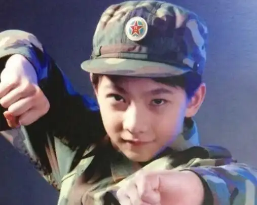 图杨洋童年照曝光眼神和笑容都很迷人
