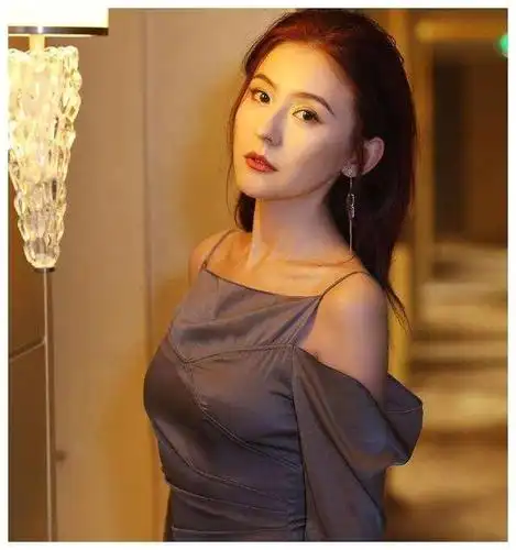 热依扎与男友出行超嗨,私下行为乐观豪放