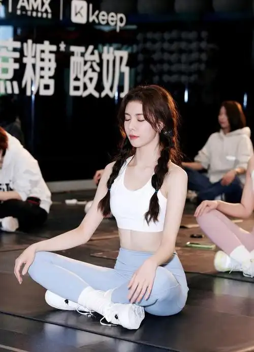 女星健身保持形体是很常见的,大多是会选择练瑜伽来保持身材,那宋妍霏