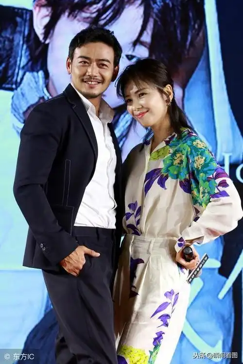 刘涛与杨烁亮相活动 贴身热聊欢乐多 网友:看着让人吃醋了!