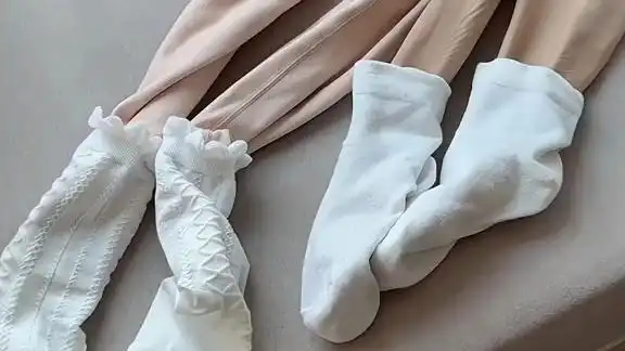 像我这样脱袜子的有谁能行,差点被妈妈打.