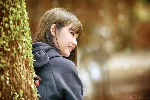 人物美女孩子染过的头发户外美女看着别处艺术设计摄影景深women