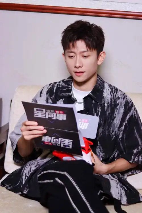 张一山采访赞杨紫从小美到大 双商在线张一山被网友盛赞!