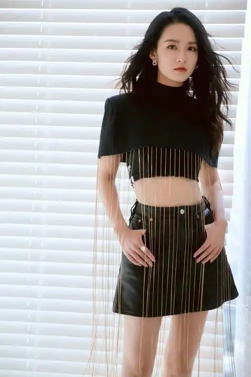 李沁原来这么性感穿银色高开叉裙秀腿又秀裸背真是迷死人