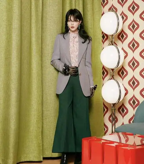 范冰冰才是时髦精穿格纹大衣配橙色眼镜走机场比00后更洋气