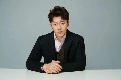 季东燃秋日写真首发 时尚感满分展暖男本色_电视剧