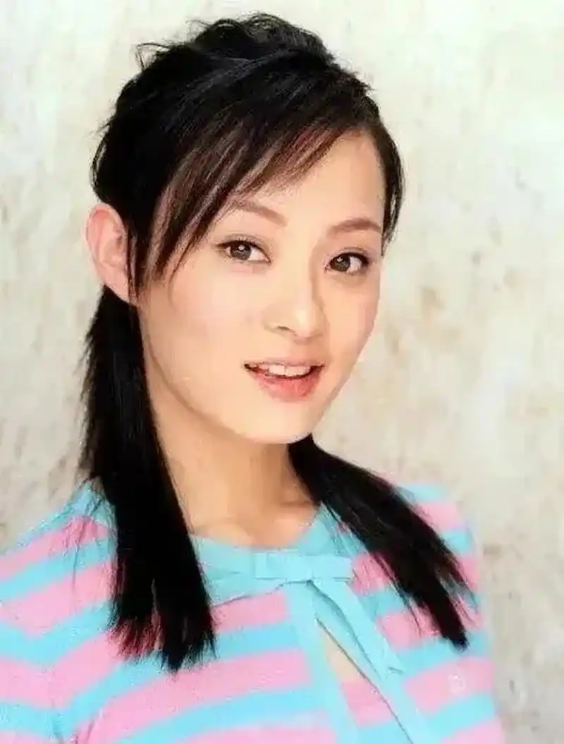 蒋勤勤和孙俪眉眼和脸型都有点像,有些照片要是不说名字还有点分不清