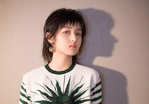 整个人看起来年轻又气质,非常好打理的女生沙宣短发发型