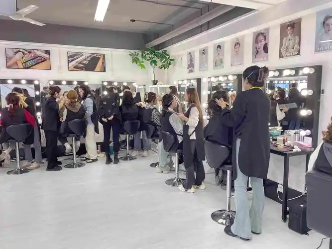 枣庄薛城区化妆学校小编教大家使用眼妆化妆技巧培训机构.