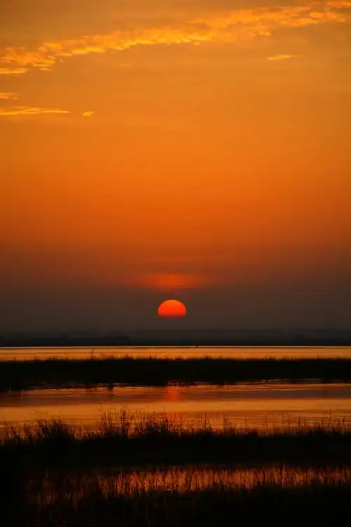 母亲河萦绕着霞光,晚霞荡漾着绚丽与万物共赴最美最美的夕阳.