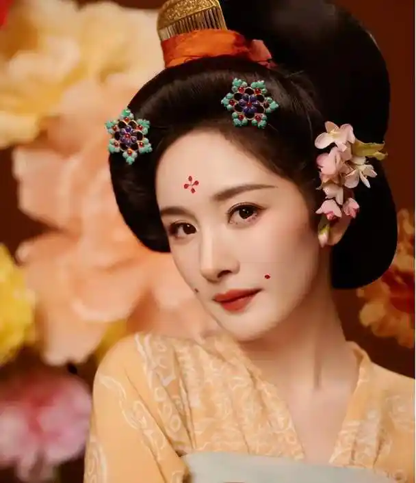 杨幂唐装妆容惊艳河南卫视春晚,古风现代美完美融合