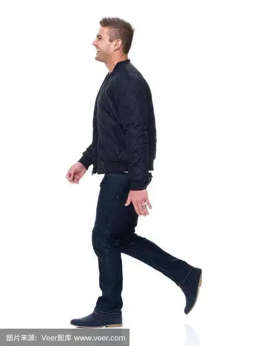 英俊的肌肉男走路