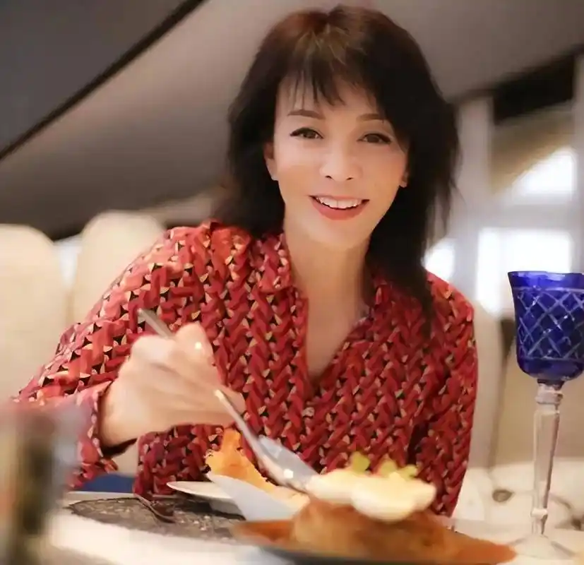 66岁郑裕玲公开秀恩爱!皮肤白皙保养得体,身材姣好风韵犹存