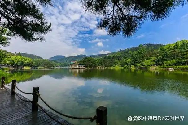 庐山,位于江西省九江市,是中国著名的风景名胜区,也是世界文化与自然