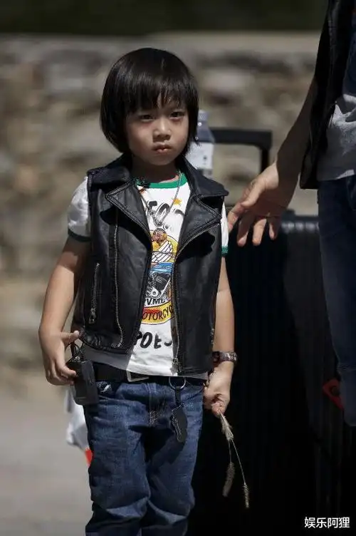 林志颖11岁儿子kimi近照公开,看到真实颜值,网友:难怪不晒了