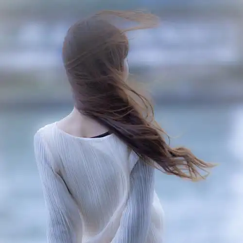 长发飘飘仙女背影