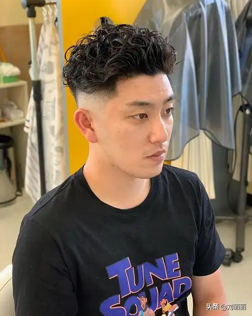 男人想要变得时尚有型,流行烫发可以快速地帮你实现这个愿望.