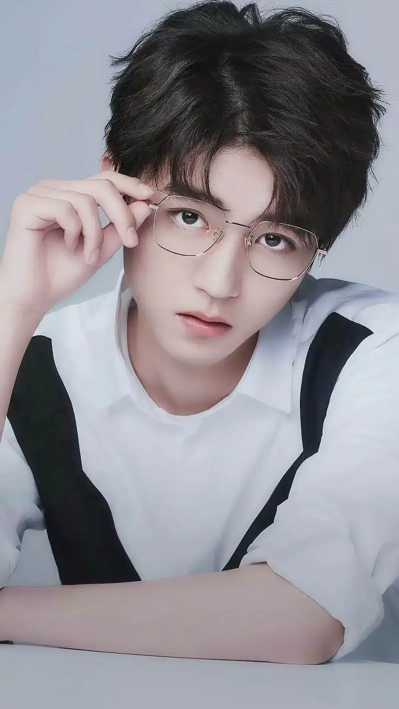 白衣少年.王俊凯