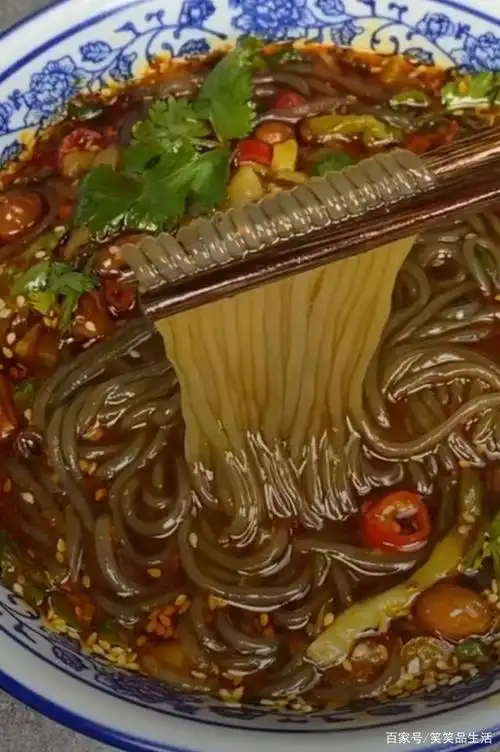 家庭版自制酸辣粉,真是吃了一碗还想吃