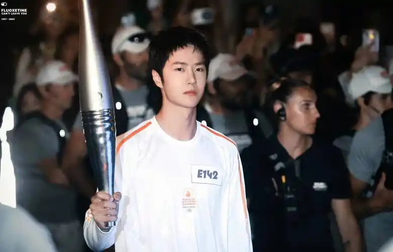 王一博在巴黎传递奥运圣火 捡起掉落的国旗满满正能量