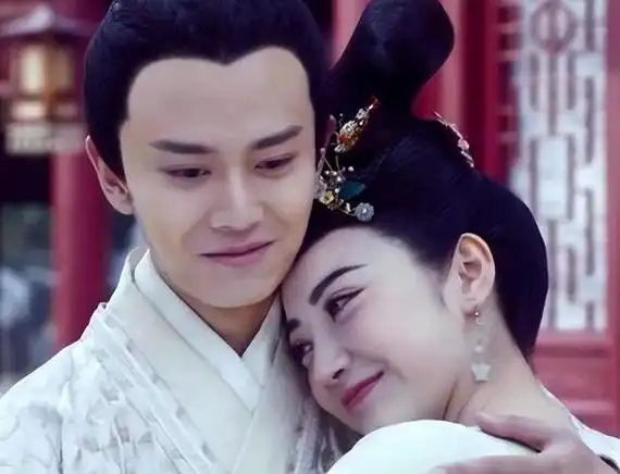 任嘉伦老婆一家三口