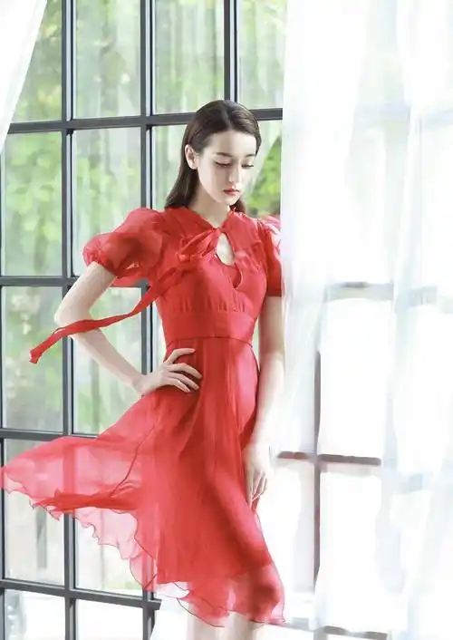 红色最显肤白貌美,盘点10位女明星的红裙造型,谁驾驭得更好?