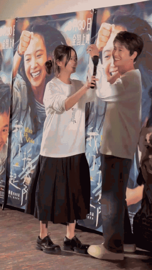 今天路演现场李庚希还壁咚了彭昱畅哈哈哈哈,好像看到