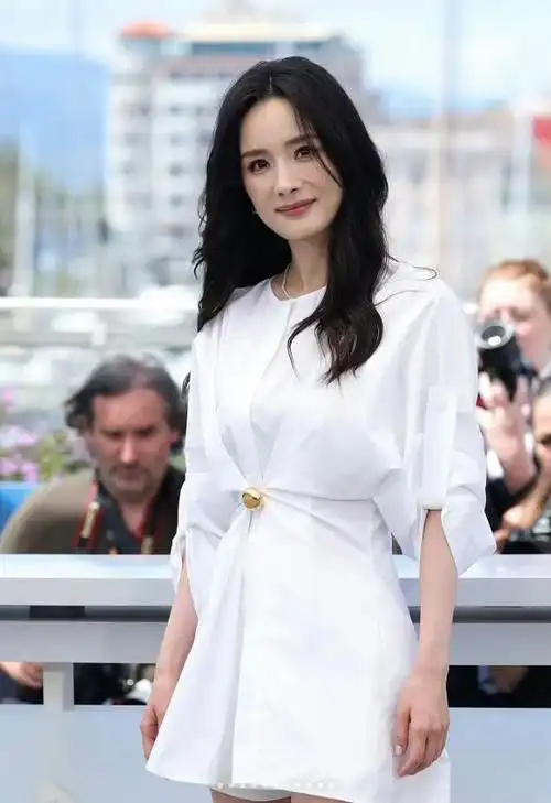 章子怡戛纳第5套造型太美了!黑衣白裙俏皮优雅,杨幂穿了个啥?