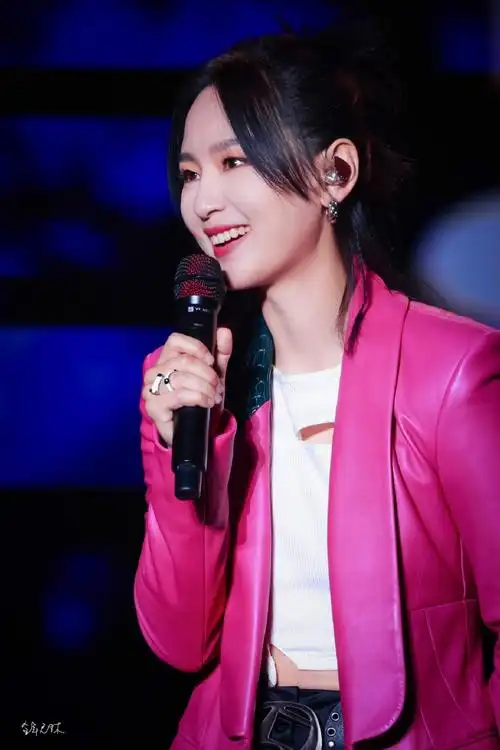 #周笔畅女大十八变巡回演唱会#