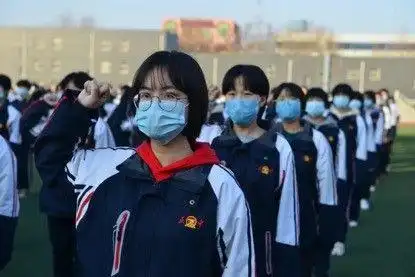 河北正定中学及东校区举行特殊升旗仪式