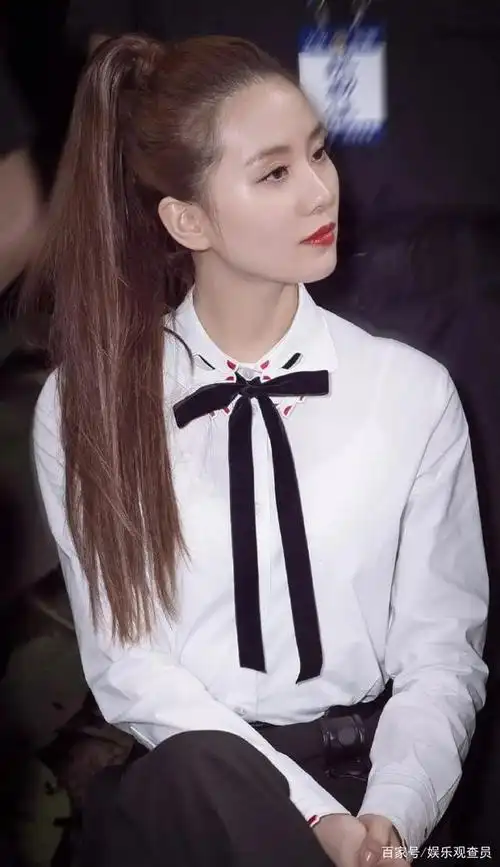 一身职业装非常正式,神情相当严肃,这样的刘诗诗看起来好有吸引力