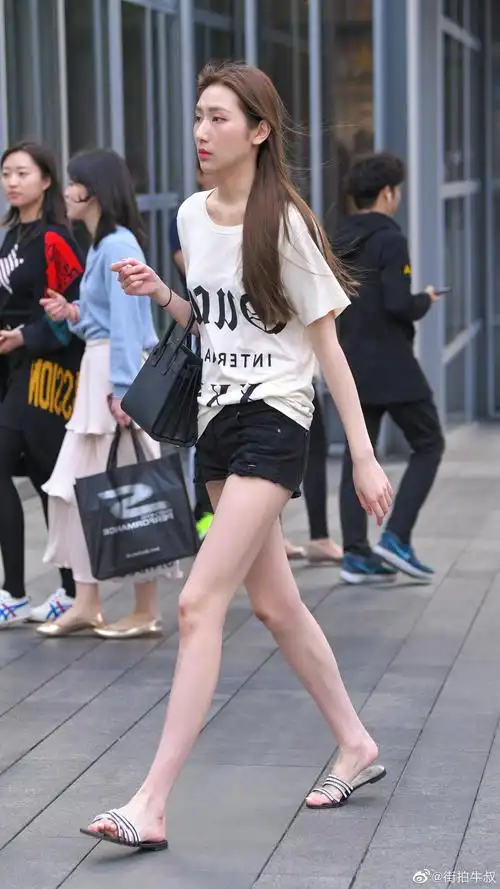 美女穿着性感的水钻凉鞋出街