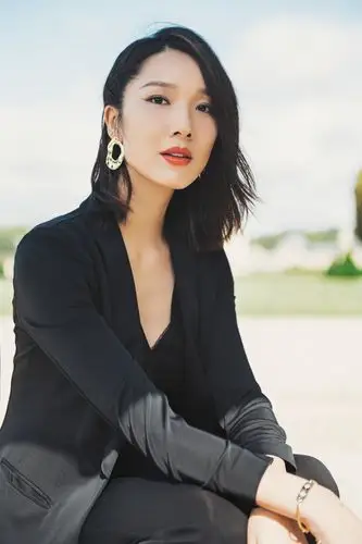 李亚男写真大片曝光 黑色连体裤穿搭尽显女强人气质